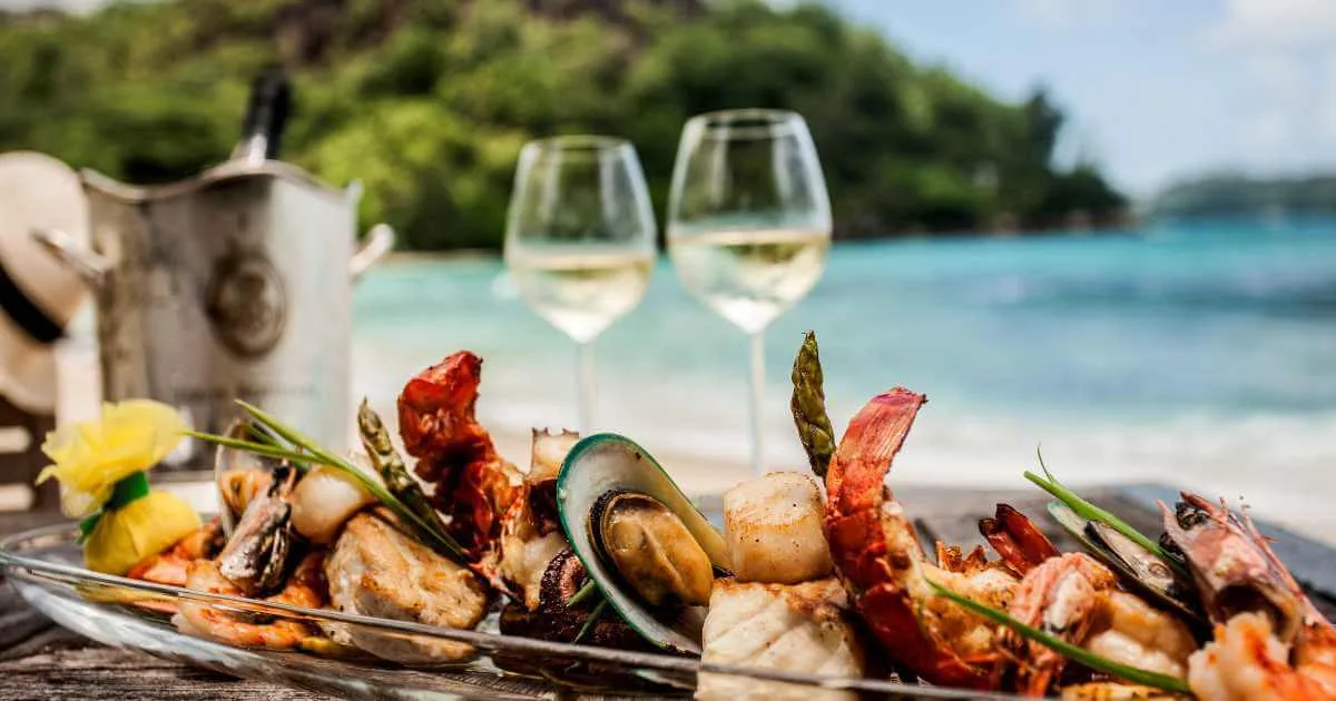 Roteiro Gastronômico em Arraial do Cabo: Sabores e Tradições na Região dos Lagos