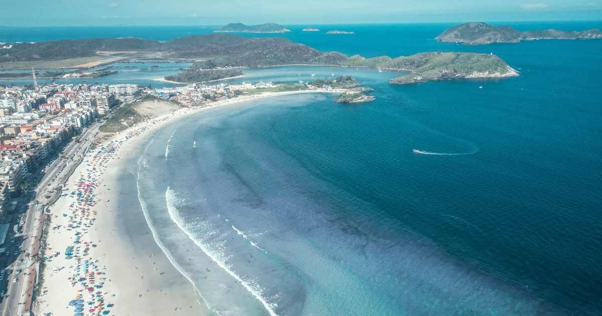 A Praia do Forte em Cabo Frio: História, Beleza e Dicas para Aproveitar Esse Paraíso da Região dos Lagos