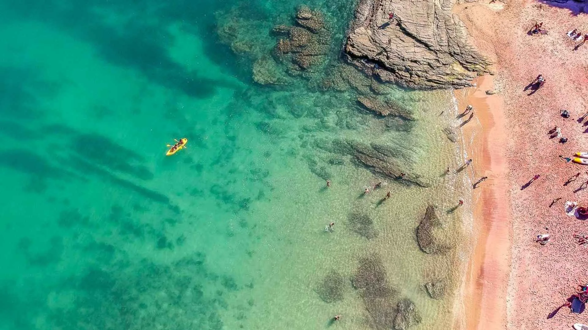 Praia do Forno em Búzios: conheça a praia da areia rosa e suas curiosidades
